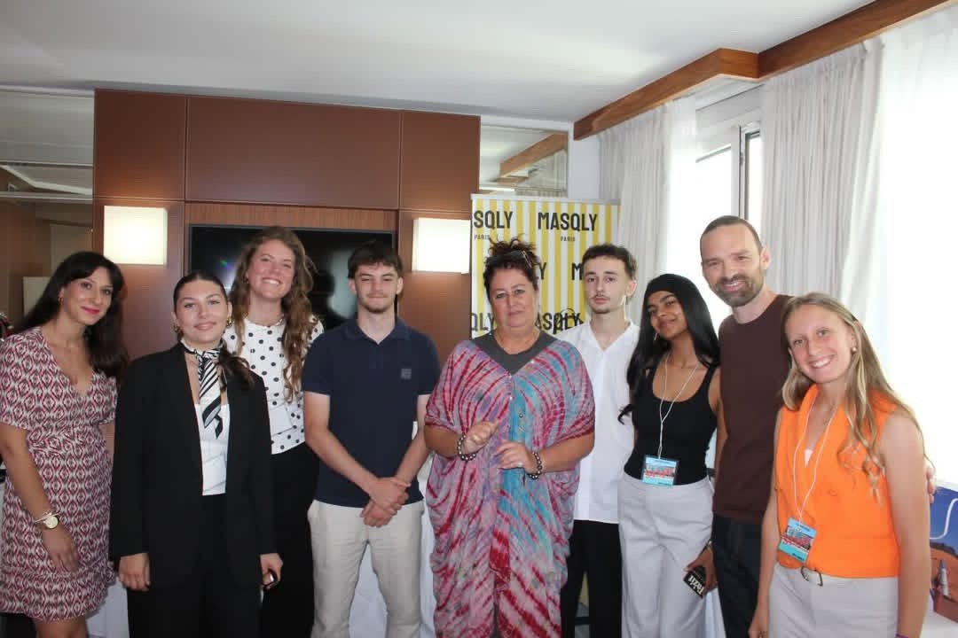 Noan avec l'équipe de la suite DPA pendant le Festival de Cannes